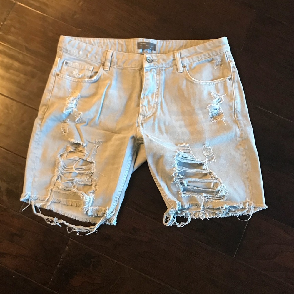 Light blue men’s distressed shorts!